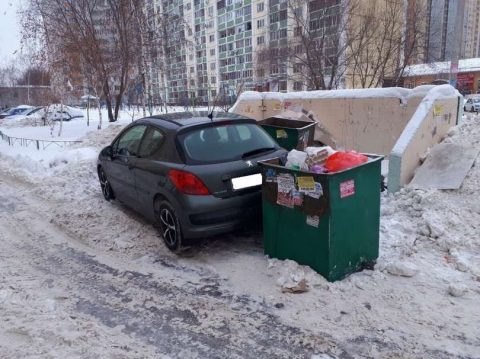 В Санкт-Петербурге за парковку у мусорных контейнеров действительно предусмотрен административный штраф.